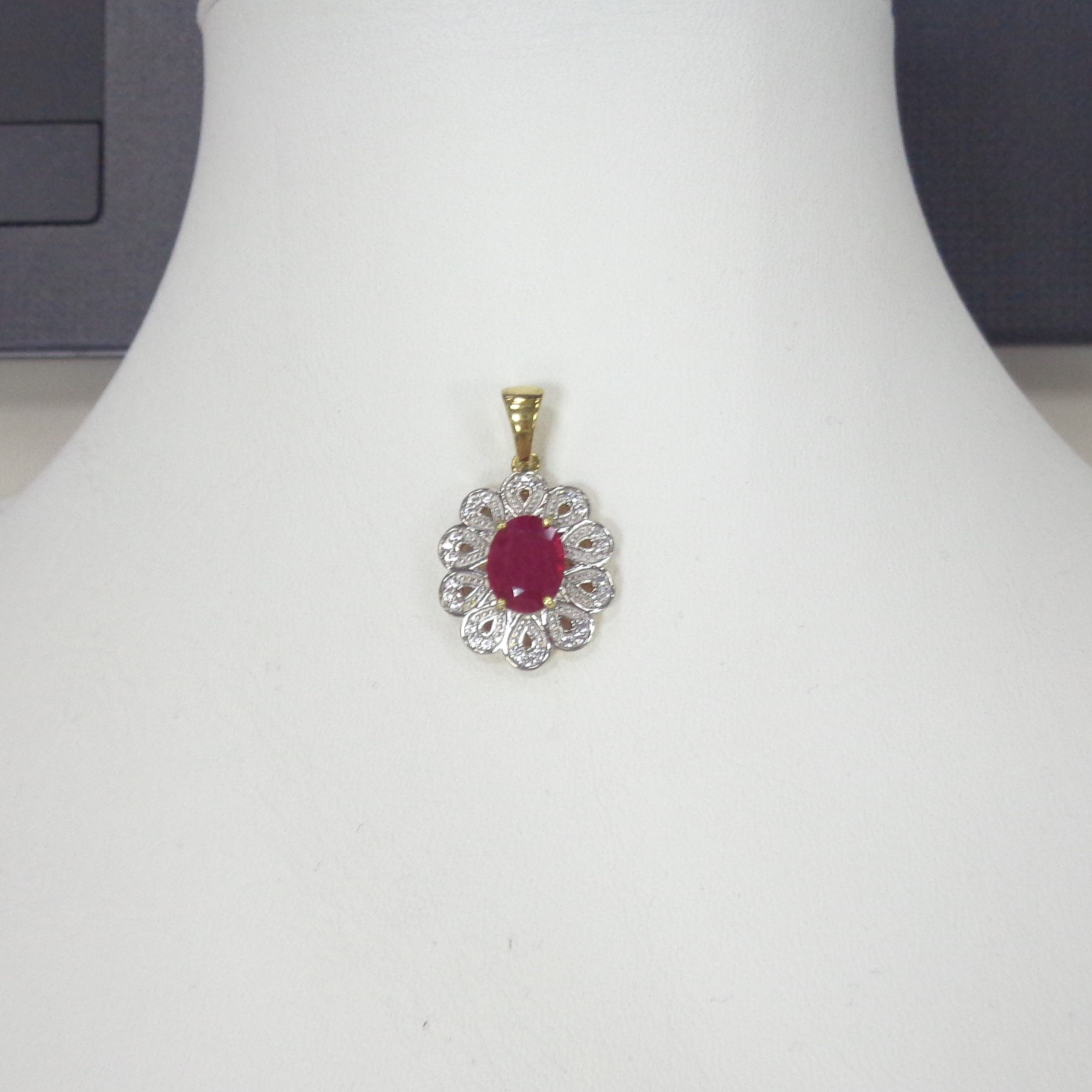 Серебряная подвеска с рубином